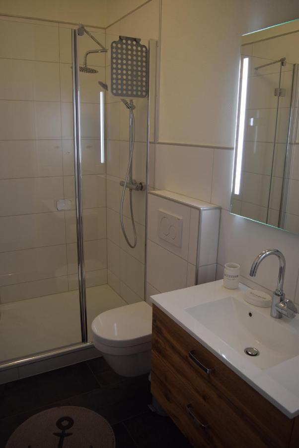 Heimathafen Ueber Hafen-Pub Apartment Pellworm Bagian luar foto